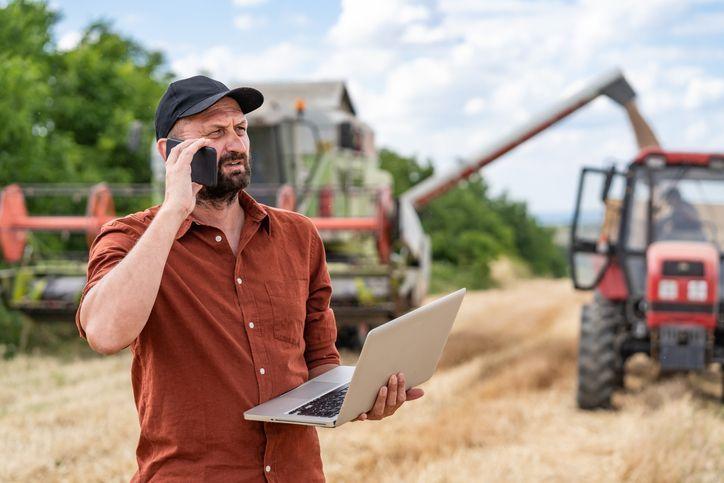 Rolnik rozmawiający przez telefon